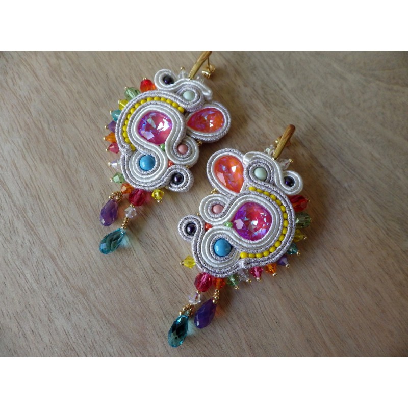 "ARLEQUIN" boucles d'oreilles en soutache et cristaux Swarovski multicolores, clous inox "ARLEQUIN" boucles d'oreilles en soutache et cristaux Swarovski multicolores, clous inox