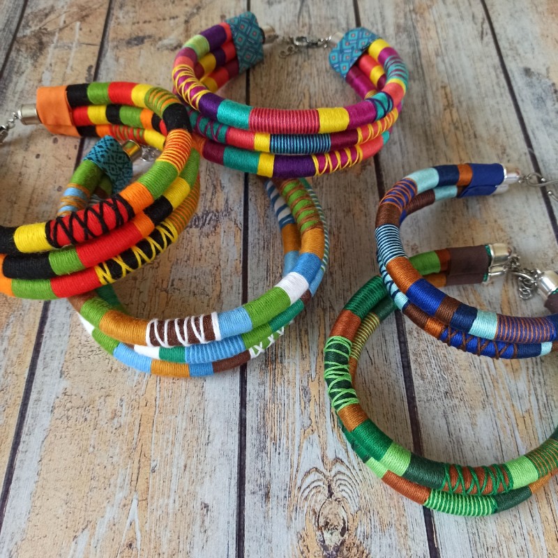 Gros Lot 35 Colliers Métal Multicolores – Neufs Sans Emballage
