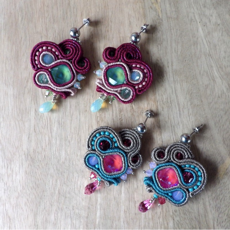 "GIVE ME SOME" boucles d'oreilles soutache et Swarovski, clous inox "GIVE ME SOME" boucles d'oreilles soutache et Swarovski, clous inox