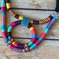 Collier plastron corde et fils multicolores