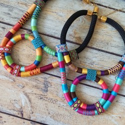 Collier plastron corde et fils multicolores