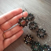 Anneaux tissés perles noires et cristal Sw**ki, crochets inox