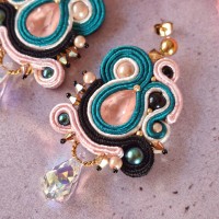 "FLAMINGO" boucles soutache et cristal Swarovski, clous acier inoxydable