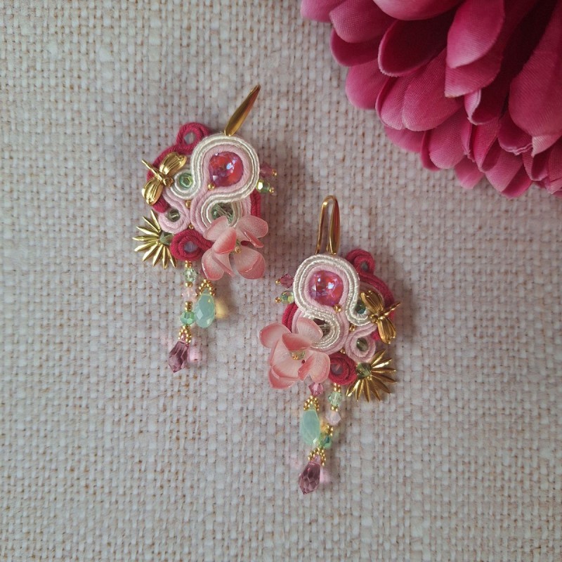 "PINK LOTUS" boucles soutache, cristal Swarovski, acier inox "PINK LOTUS" boucles soutache, cristal Swarovski, acier inox