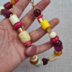 Collier résine perles irrégulières