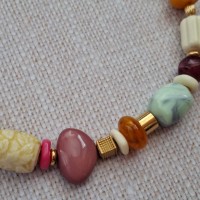 Collier résine perles irrégulières