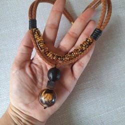 Collier bois, résine et rocailles