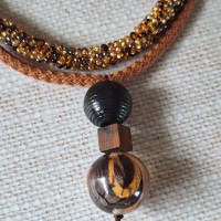 Collier bois, résine et rocailles