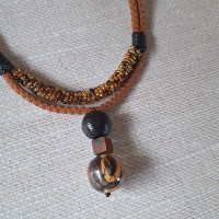 Collier bois, résine et rocailles