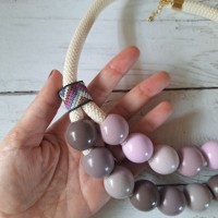 Collier perles bois teintes rose XXL